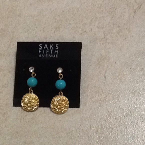 Saks Fifth Avenue Accessories - Ear ring